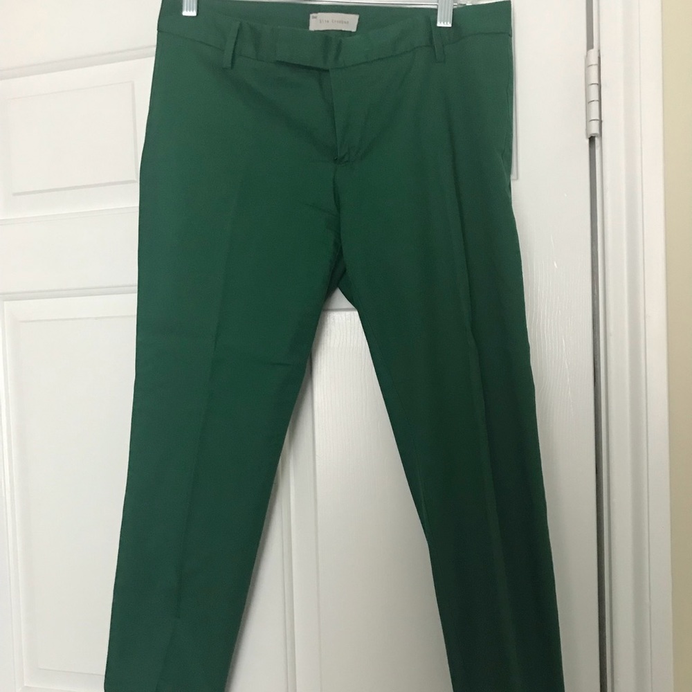 Cropped pants. Green